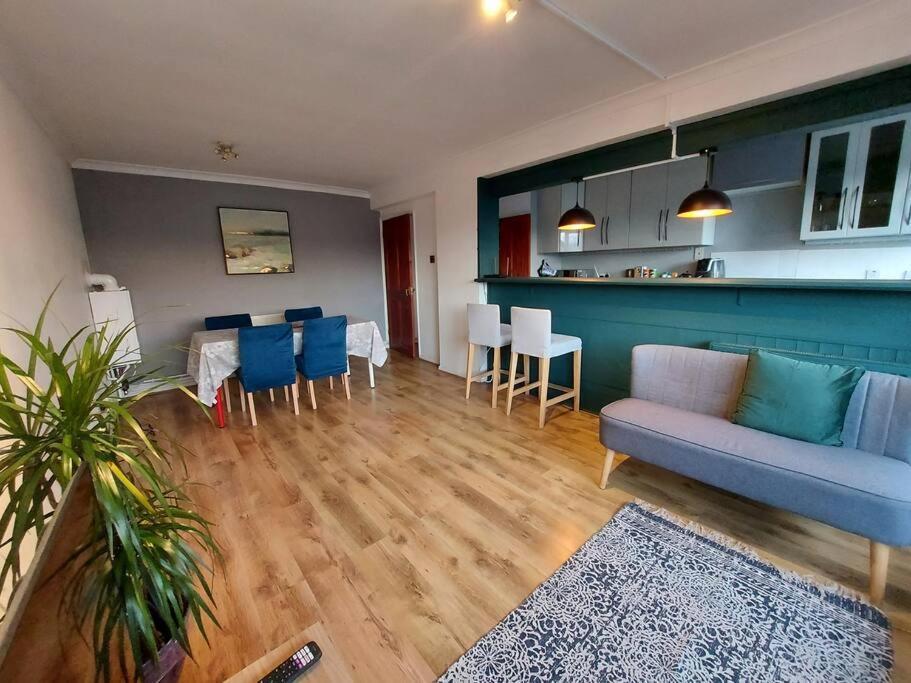 2 Bed Flat, Bounds Green, Piccadilly Line, London N11 Bagian luar foto