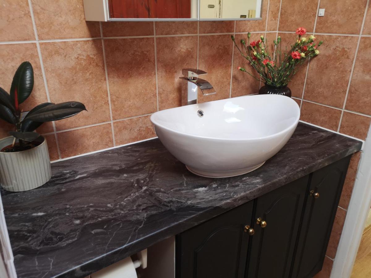 2 Bed Flat, Bounds Green, Piccadilly Line, London N11 Bagian luar foto
